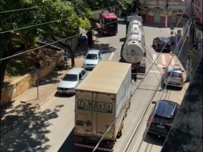 Avenida Acesita, no bairro Centro Sul: moradores relatam o caos no trânsito desde a tarde de sexta-feira, após a interdição na BR-381 em Nova Era 