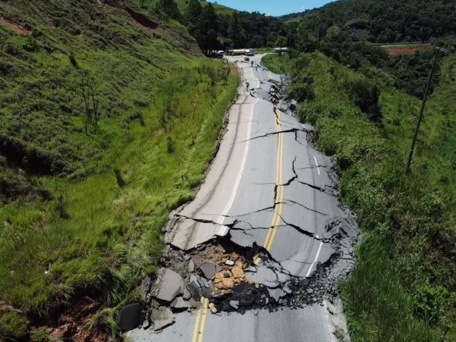 BR-381 em Nova Era: deslizamento de massa gigante em uma encosta destruiu mais de 100 metros da pista no Km 321