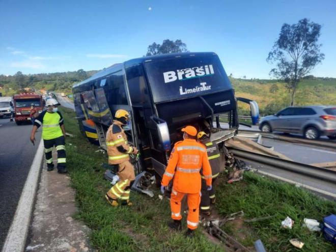 Ônibus que transportava turistas da Bahia para São Paulo ficou sem controle, bateu em proteção de pista e motorista auxiliar morreu 