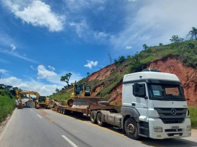 Máquinas são desembarcadas em local de colapsto de talude e destruição da BR-381 em Nova Era 