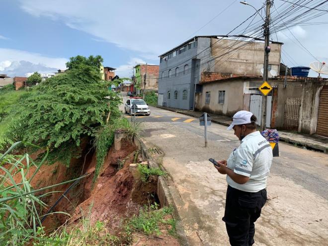 O tráfego de veículos pesados pela área está suspenso