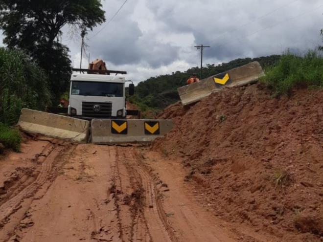 Bloqueio foi feito para impedir a passagem de carros pelo local