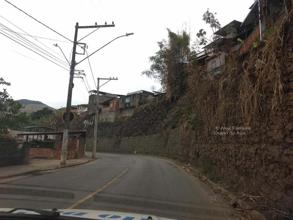 Entre os pontos críticos da rota alternativa, avenida Acesita apresenta esse trecho sem condições de receber veículos com cargas acima de 10 toneladas 