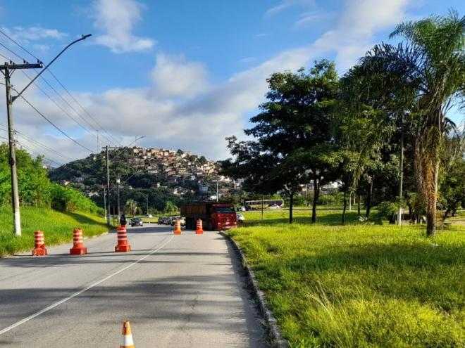 Bloqueio de cargas pesadas entrou em vigor no começo da manhã desta segunda-feira (17)
