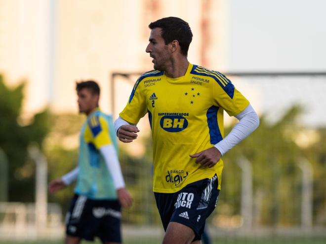 Lateral-direito não aceitou redução salarial no Cruzeiro e buscou novo clube