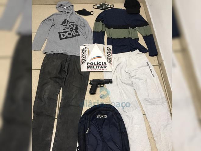 As roupas que os irmãos usavam e ainda uma pistola de brinquedo usada para render as vítimas