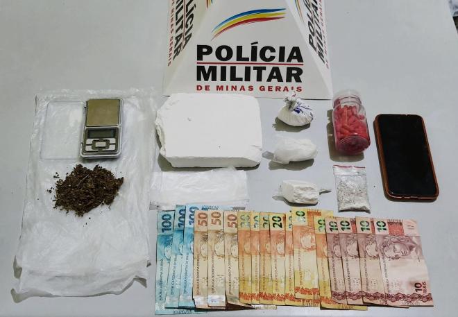As porções de cocaína, entre elas uma barra da droga, foram encontradas pelos PMs junto com outros objetos 