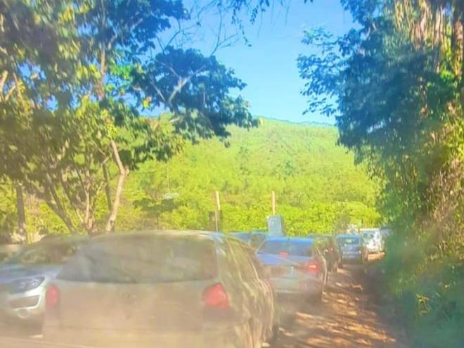 Usuários da estrada de Hematita, Antônio Dias, dizem que via rural ficou intransitável depois do fechamento da BR-381 e trânsito foi fechado hoje para caminhões e carretas