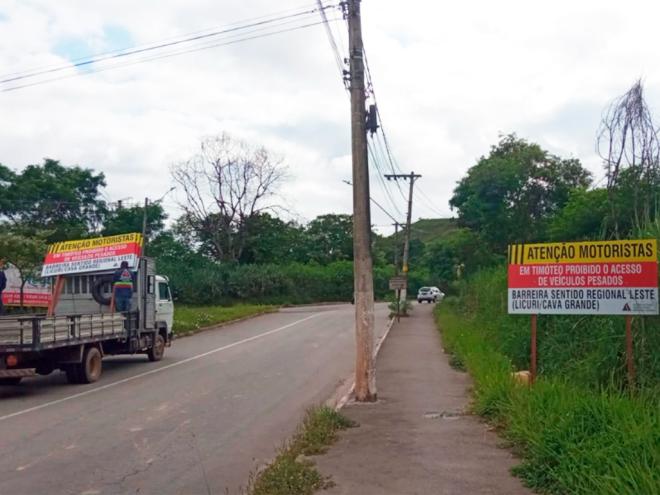 Nova barreira é montada para impedir o fluxo de carretas na cidade