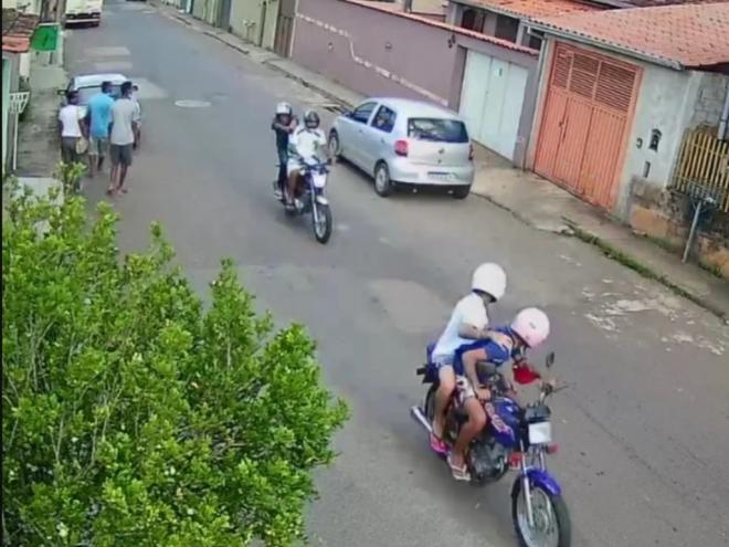 Horas antes de duplo assassinato as vítimas foram vistas sendo perseguidas por outra dupla em uma motocicleta 