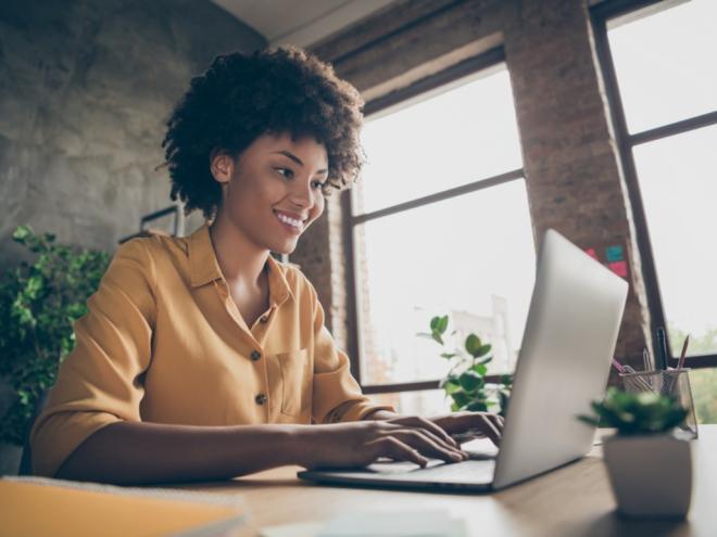 Uma das instituições de ensino superior do país, a Universidade de São Paulo (USP), está com inscrições abertas para diferentes cursos EAD gratuitos de desenvolvimento profissional.