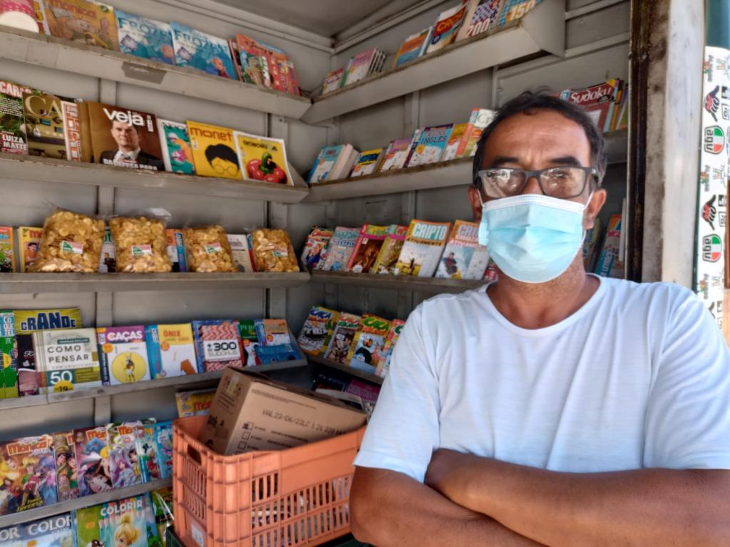 “Eu vejo que Fabriciano melhorou em todos os aspectos, é claro que nada é 100%, mas hoje temos uma infraestrutura melhor, muitas áreas de lazer como praças, que antes não tínhamos para levar nossas famílias e o trânsito que tem ficado mais organizado. Mas eu vejo que o pedestre ainda não tem muita vez, é preciso colocar semáforos para que o pedestre possa pedir a vez de atravessar, os motoristas nem sempre têm educação, aqui da banca eu vejo muita coisa errada. Mas morar em Fabriciano é muito bom, é muito tranquilo e aqui as pessoas são mais hospitaleiras”. (João Batista Fagundes, 55, há 22 anos é proprietário de uma banca de jornais e revistas no bairro Giovannini)  