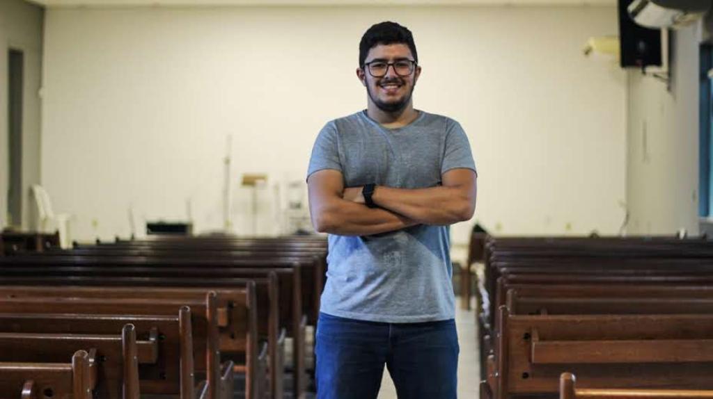 “Coronel Fabriciano evoluiu em vários aspectos, principalmente em sua infraestrutura. Por algumas vezes víamos regiões, inclusive onde nossa igreja está localizada, sendo inundada pela água da chuva. O que nos trazia preocupações e prejuízos. Porém, nos últimos dois anos, isso não aconteceu. Mas ainda há o que melhorar, por exemplo, as oportunidades de emprego que na região ainda são limitadas. Isso faz com que muitas famílias precisem mudar para outras regiões, enquanto outras ficam com seus entes queridos por muito tempo fora de casa, trabalhando em outras cidades. Eu ainda quero ver melhoras nessa área”. (Douglas Conrado de Oliveira, 26 anos, pastor na Igreja Evangélica Betânia, no bairro Melo Viana) 