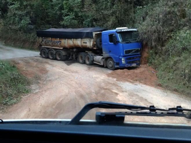 Motoristas que se arriscam nas estradas rurais em meio às serras podem se envolver em acidentes como no caso dessa carreta-caçamba, que ficou sem freios na estrada de Hematita, na madrugada de quarta-feira, 19