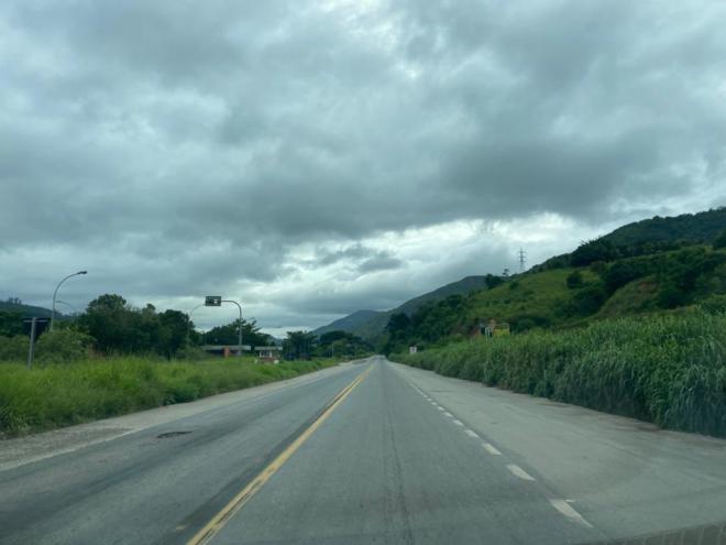 Abandonada: Com a BR-381 fechada em Nova Era, trecho no Vale do Aço tem cena incomum para essa época do ano