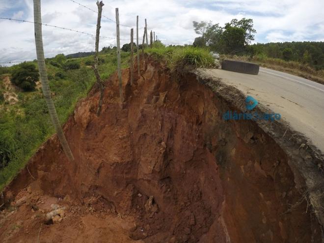 Vizinhos alertaram que erosão pode agravar a situação da BR-458, que passou a receber tráfego intenso de veículos pesados com interdição na BR-381
