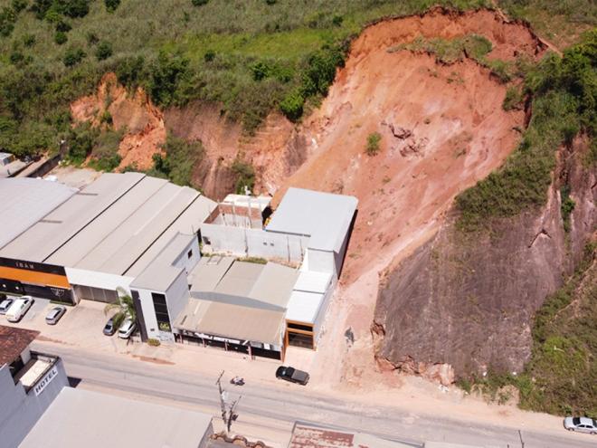 Há possibilidade de novos deslizamentos de terra colocando em risco a vida de quem trafega pela avenida