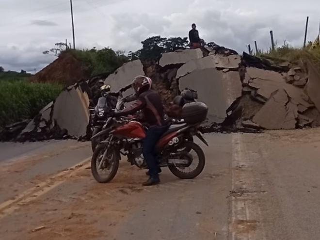 Trecho da BR-381 tem um amontoado de asfalto e terra que desceu da encosta 