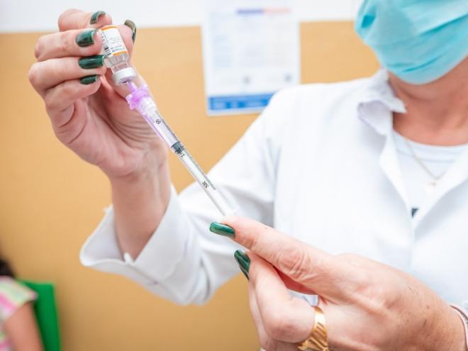A imunização infantil é feita com doses pediátricas da Pfizer