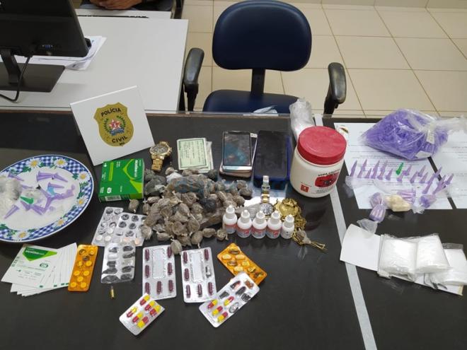 Entre o material apreendido, estavam produtos químicos e medicamentos usados para desdobrar drogas para a venda