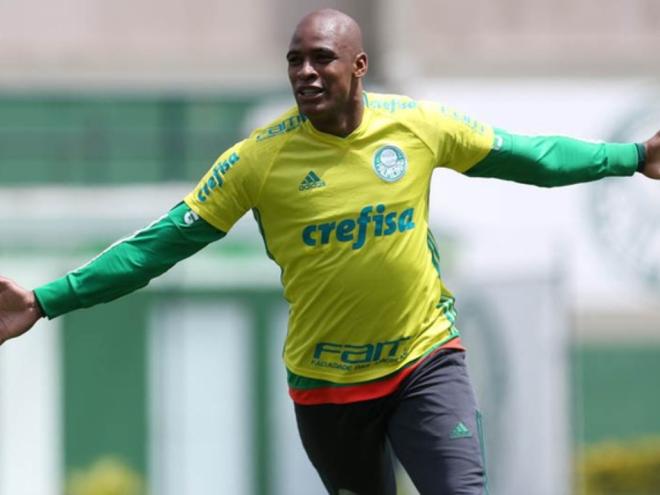 Jogador fechou contrato de um ano com o Coelho
