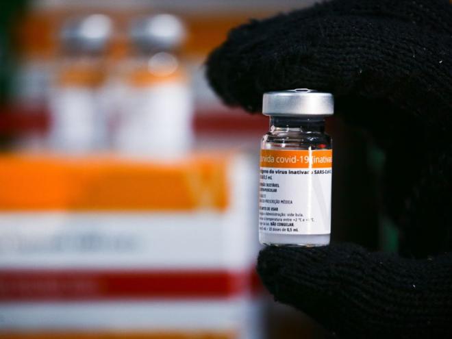 A inclusão ocorre um dia após a Anvisa aprovar o uso da CoronaVac em pessoas de 6 a 17 anos