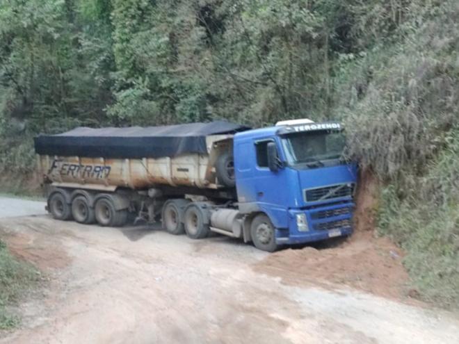 Carreteiro que tentou descer a serra de Hematita acabou ficando sem freios e bateu em barranco, na semana que passou 