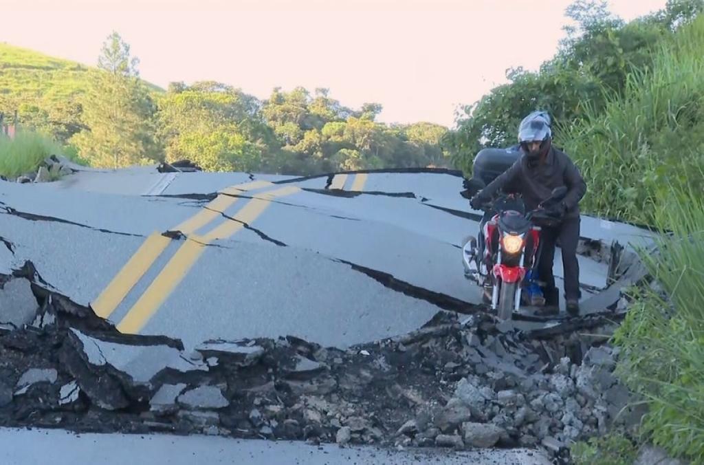 Mesmo com fendas em toda a extensão da superfície danificada, motociclistas ainda se arriscam no local 