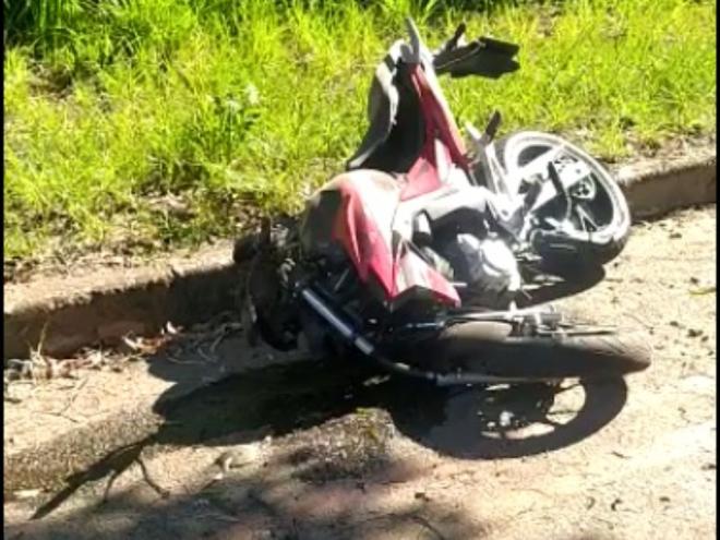 Motocicleta ficou parcialmente destruida e caída na ciclovia depois da colisão com o meio fio 