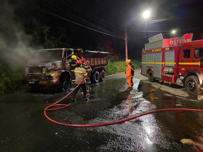 Motorista escapou sem ferimentos quando o fogo começou na parte da frente do caminhão