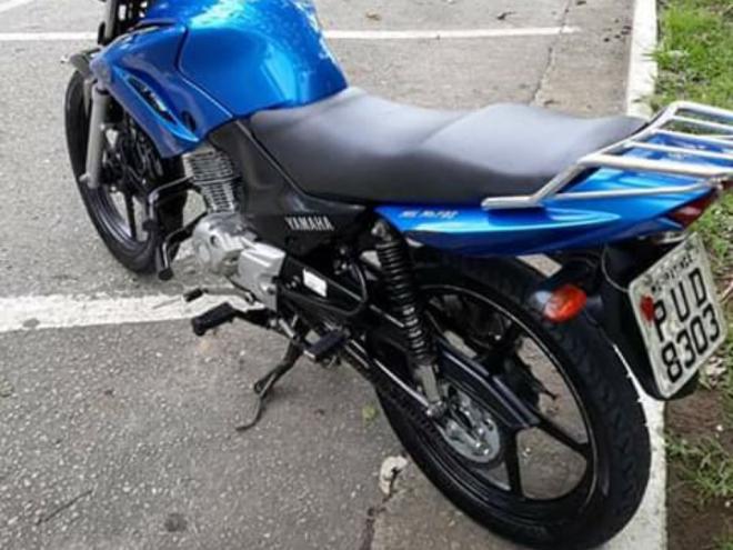 Condutor da moto parou para arrumar um baú, quando foi rendido por assaltante armado, na entrada da estrada da Amizade 