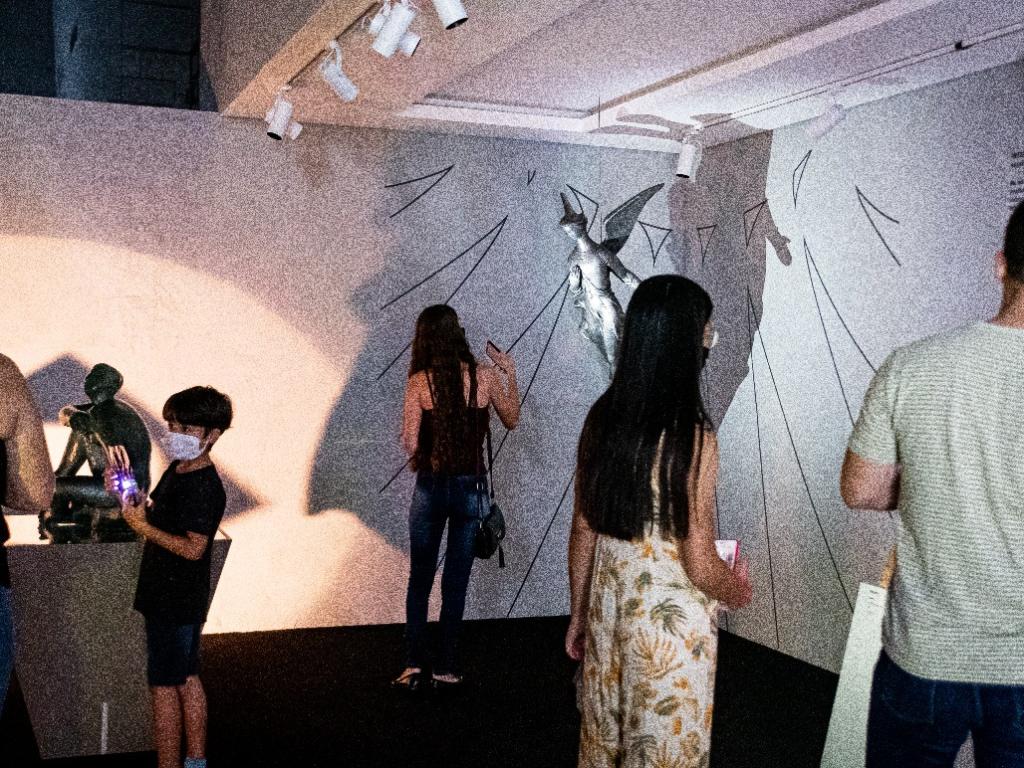Na primeira edição do projeto, um bom público interagiu com projeções de vídeo, luz, sombra e performance coletiva