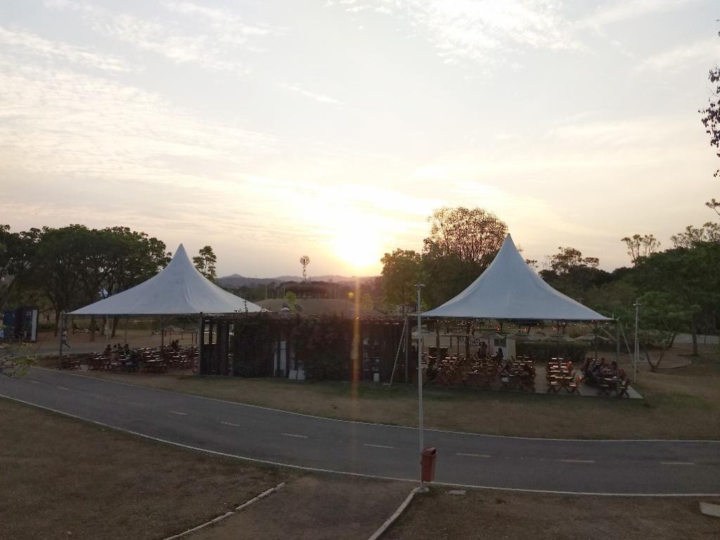 Neste período o pôr do sol tem se dado depois das 18h30