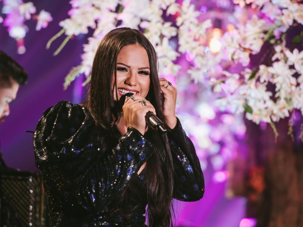 Sorriso no rosto, força de vontade e fé em Deus são marcas de Alexia Reis, que mostra seu talento musical para todo o país