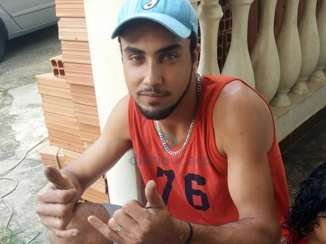 Douglas foi socorrido pelo pai, mas não resistiu a facada no pescoço e morreu antes de receber atendimento médico