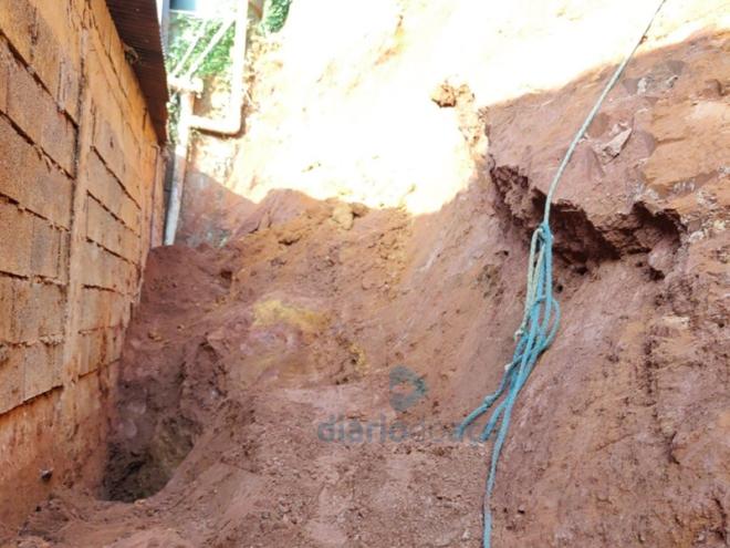 O local onde a vítima foi surpreendida pelo deslizamento da terra do barranco