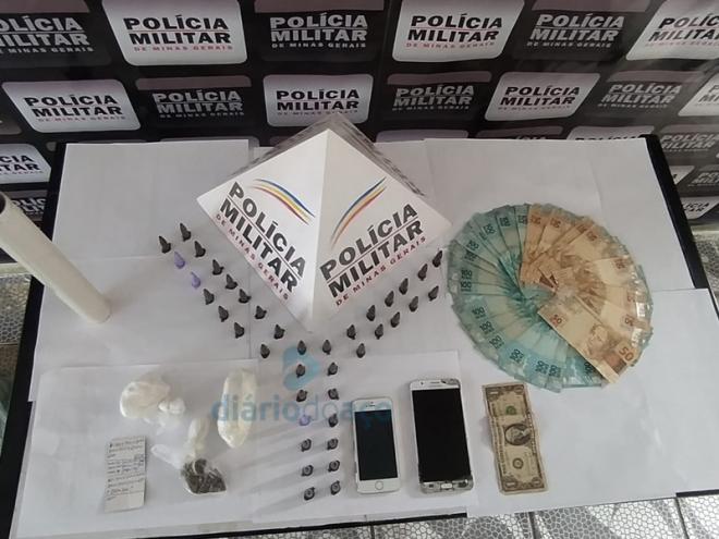Além das drogas, os PMs apreenderam mais de R$ 3 mil e material utilizado para embalar entorpecentes