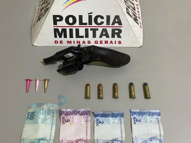 O revólver calibre 38 com cinco cartuchos e os três pinos com cocaína apreendidos com o passageiro da moto