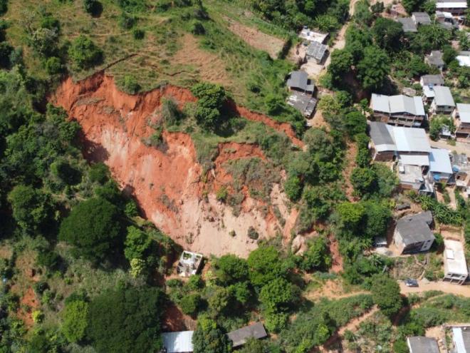 Risco iminente de deslizamento de talude fez com que bombeiros e Defesa Civil evacuassem a área