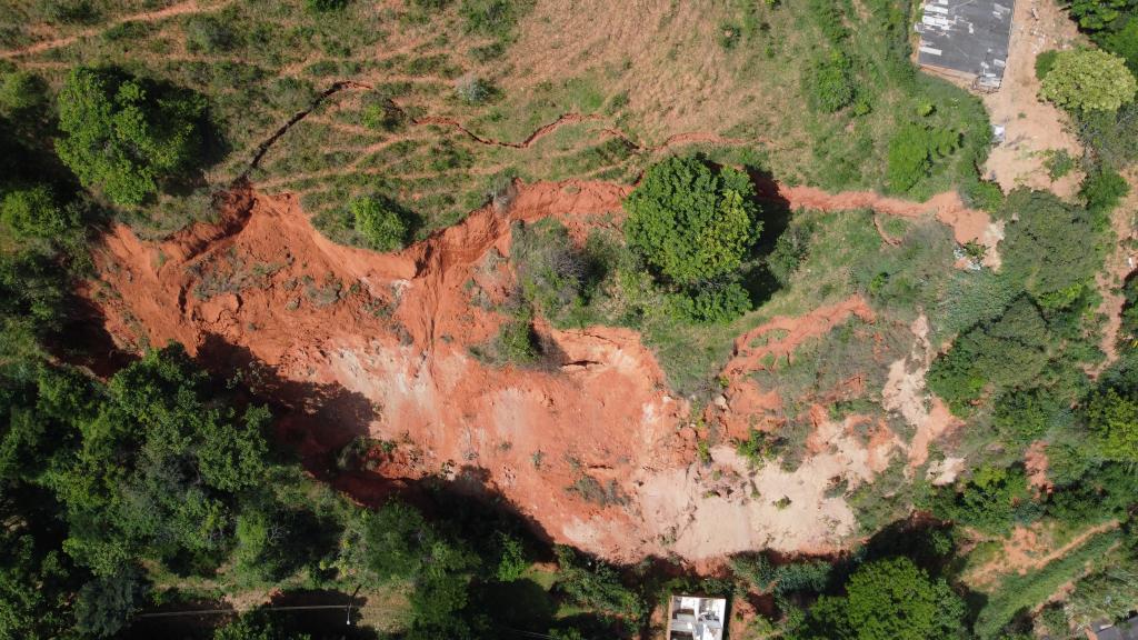 Após deslizamento de encosta no Industrial, Defesa Civil notificou moradores em área de risco 