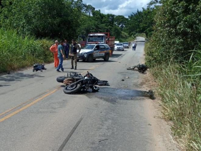 Duas motocicletas bateram de frente na estrada de Belo Oriente; testemunhas dizem que duas pessoas morreram 