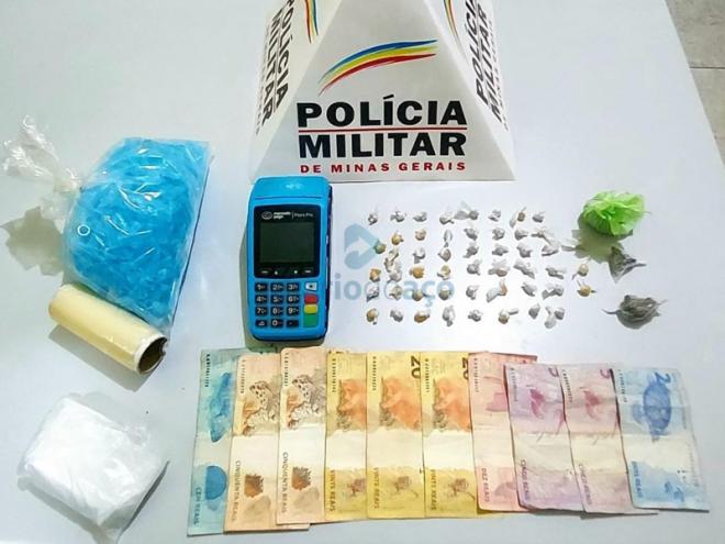 O material apreendido pelos policiais durante a abordagem aos suspeitos no Iguaçu, em Ipatinga