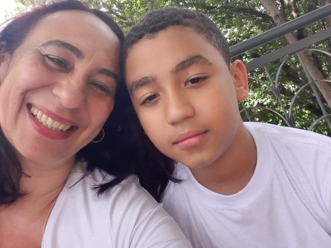 A esteticista Janete e o filho Gabriel, estudante do fundamental