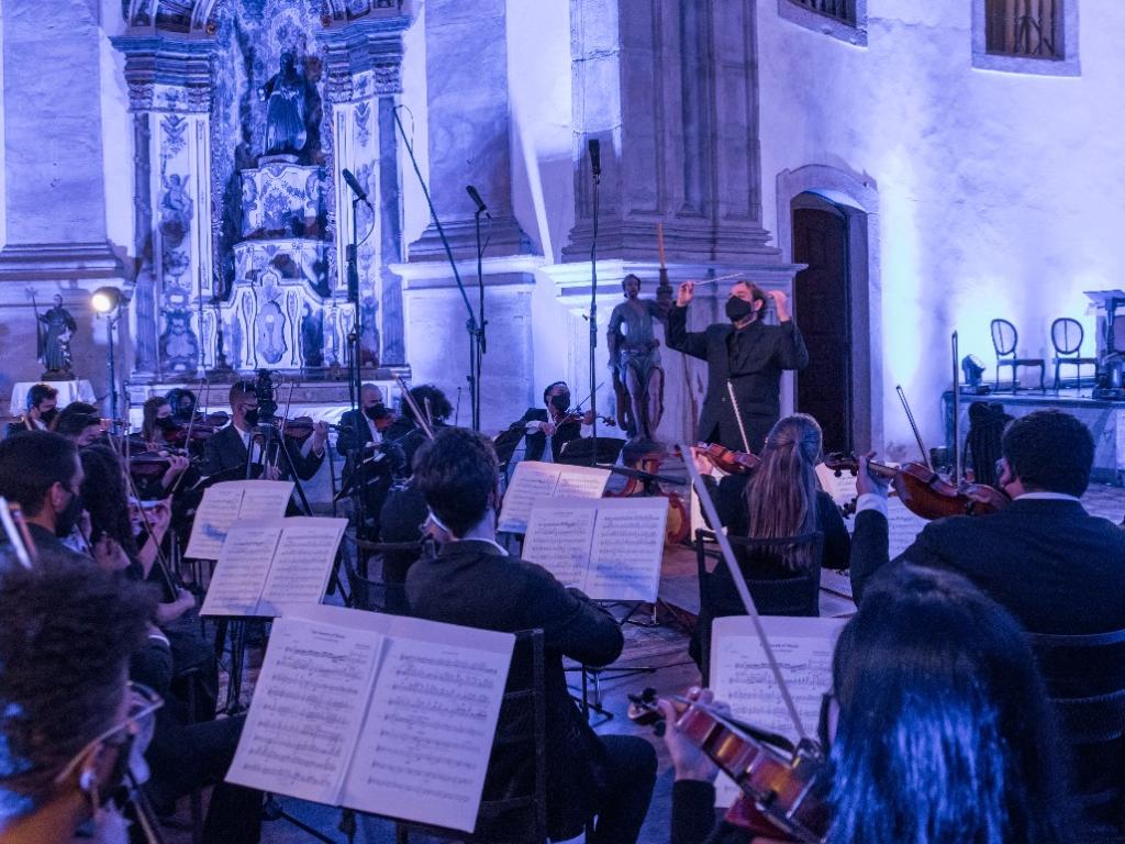 Os alunos selecionados recebem bolsa mensal e participam de concertos promovidos ao longo do ano
