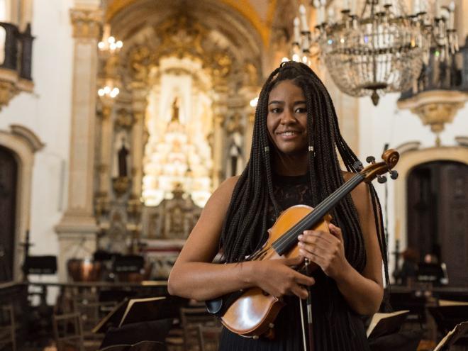 Aluna bolsista da Academia Orquestra Ouro Preto: novos talentos