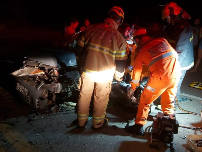 O acidente ocorreu no km 132 da BR-458, em Caratinga 