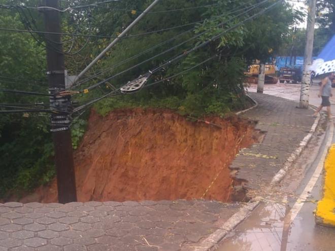 Poste desceu com o barranco em uma cratera no trevo do bairro Quitandinha, em Timóteo