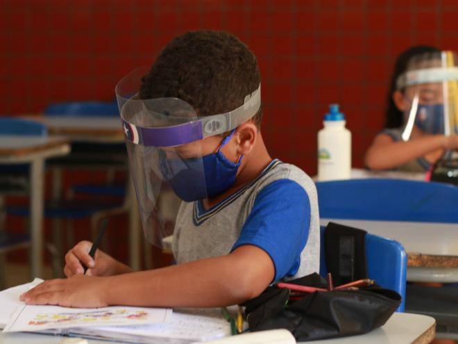 Todos os estudantes devem estar usando máscaras e fazer o uso do álcool em gel, que será disponibilizado nas escolas