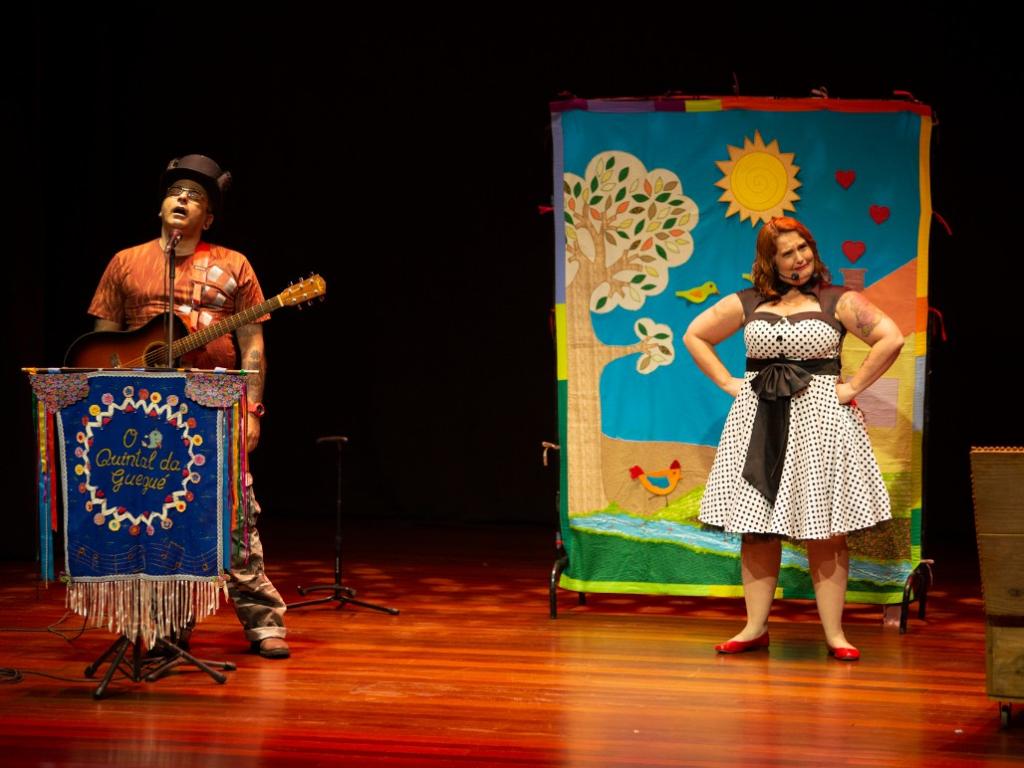 Brincadeiras e contação de histórias da cultura popular em ''Folia no quintal!'', com O Quintal da Guegué, no sábado (19)