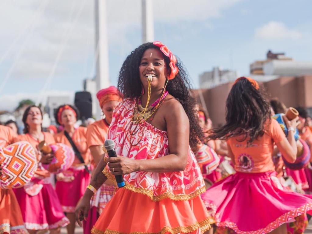 Mestra Joana Cavalcante, primeira mulher a reger uma nação de maracatu, ministra oficina gratuita em Ipatinga: ações se espalham por todo Brasil
